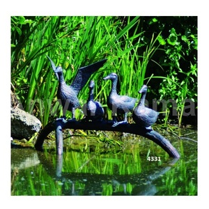 Escultura de pájaro de jardín de hierro fundido resistente de alta calidad con acabado dorado cepillado para la decoración del patio del jardín del hogar - Product Image 6