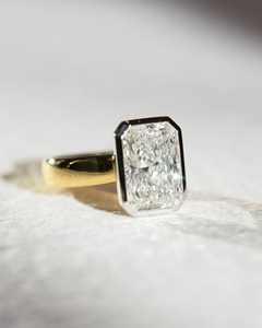 11x9mm Radiant Cut Moissanite Bezel Solitaire Bague de fiançailles en or | Bijoux de mariage modernes - Product Image 1