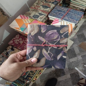 Collier sur le thème du pendentif perroquet en bois sur mesure avec glands en coton pour les créateurs de bijoux - Product Image 2