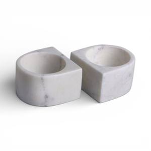Anillos de Servilleta Modernos de Mármol en Forma de Media Luna, Par para Decoración de Comedor Contemporánea y Decoración Única - Product Image 1