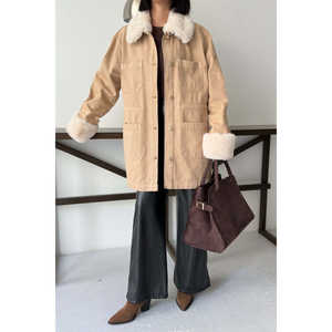 Veste en jean mi-longue pour femme avec détails en fourrure sur les manches et le col - Product Image 2