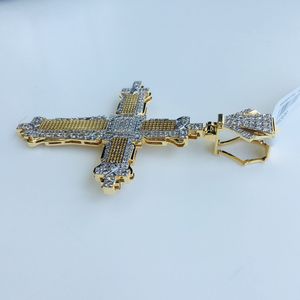 Élégant pendentif croix en or 10 carats avec diamants de 1.58 carats et détails complexes, parfait pour les occasions spéciales et les vêtements de tous les jours - Product Image 3