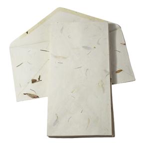 สีขาวที่มีการสับละเอียดของหญ้าและกลีบดอกไม้ผสมในกระดาษเป็นชุดซองจดหมายกระดาษฝ้ายรีไซเคิลด้วยมือ - Product Image 1