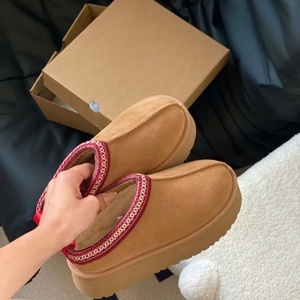 Chaussures classiques d'hiver pour femme, semelles épaisses, en coton, bottes de neige chaudes, marque de créateur de mode, bottes à motifs personnalisés - Product Image 1