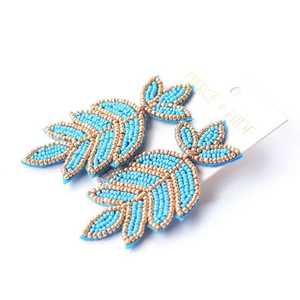 Boucles d'oreilles ornées de tissu léger et de perles - Product Image 4