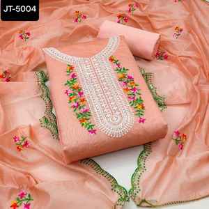 Salwar Kameez de style indien et pakistanais pour dames avec broderie lourde et travail de la pierre Wedding and Festival Wear Salwar Kameez - Product Image 3