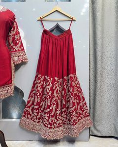 Costume élégant Sharara pour femmes avec broderie Idéal vêtements ethniques pour les mariages, les festivals et les occasions spéciales - Product Image 3