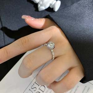 Anillo de Diamante Cultivado en Laboratorio con Certificación IGI, 1.80 Quilates, Corte Redondo, Diseño Único de 6 Puntas - Product Image 3