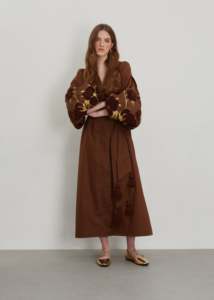 ชุดเดรสคาฟตันผ้าลินินสีน้ำตาลสุดหรูพร้อมชุดเดรสแขนบอลลูนปักสีแดงและสีทองมีเข็มขัดประดับพู่ที่สง่างามสำหรับผู้หญิงชุดเดรสแม็กซี่โบฮีเมียน - Product Image 4