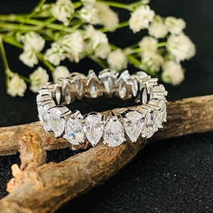 Banda a juego de moissanita de pera de oro macizo de 14 quilates para ella. - Product Image 2