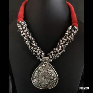 Joyería de metal con temática tribal hecha a medida, con colgantes con temática ganish, ideal para tiendas de accesorios de moda para reventa - Product Image 2