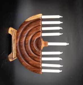 Ménorah Hanoucca moderne en bois de noyer à 9 branches, candélabre sculptural, décoration de table pour les fêtes juives, support haut - Product Image 5
