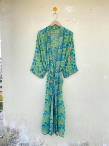 Kimono Sari en soie recyclée vintage bleu fait à la main Style indien vêtements de plage avec ceinture fabuleuse taille libre à séchage rapide pour toutes les saisons - Product Image 6