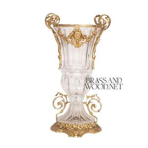 Florero antiguo de latón y vidrio con asas decorativas con detalles dorados y base estriada clásica para interiores de lujo - Product Image 1