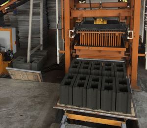 Machine de moulage de blocs de béton 12MS de pointe avec système de contrôle PLC et production de 2000 pièces par heure pour usine de blocs - Product Image 3