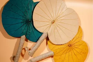พัดลมรูปใบบัวพร้อมใบบัวงานฝีมือที่ทนทานเป็นมิตรต่อสิ่งแวดล้อมพัดลมมือสไตล์วินเทจสีสันสดใส - Product Image 2