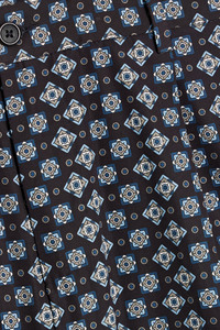 Short noir élégant à motifs avec un design géométrique d'inspiration florale répétitive coupe sur mesure et parfait pour une tenue décontractée - Product Image 4