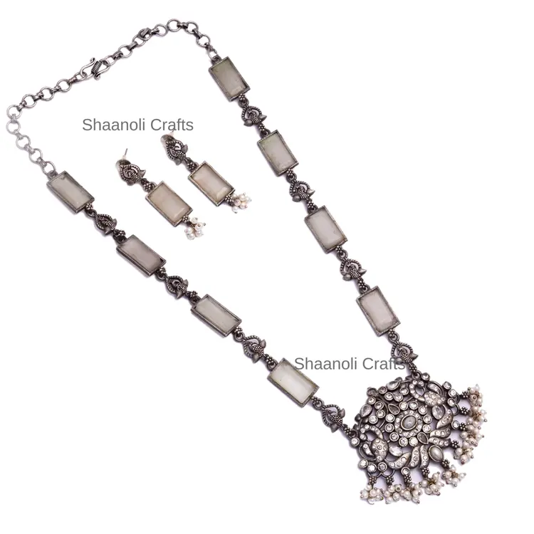 Conjunto de colar de prata, pedras e pérolas para mulheres