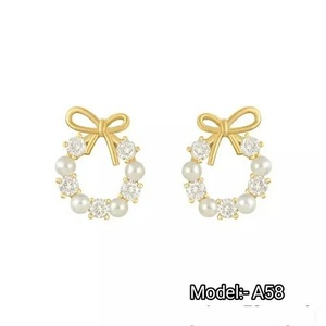 Boucles d'oreilles élégantes en perles de cristal pour femmes avec de fausses perles d'eau douce et des accents de cristal étincelants - Product Image 2