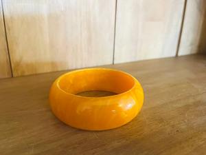 Brazaletes de resina multicolor incrustados florales con toque de cristal para fiestas en el jardín y ropa de primavera a precio mayorista - Product Image 3