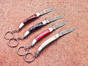 Lote de 4 cuchillos plegables de bolsillo de acero de Damasco hechos a mano personalizados-con llavero regalo para tu hermano. - Product Image 6