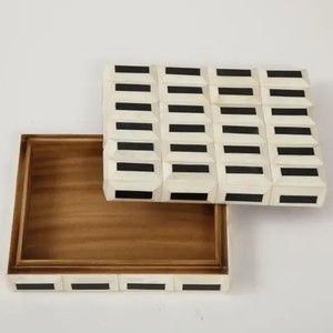Caja hecha a mano única en blanco y negro de madera india, cajas decorativas para huesos, organizador con base india diseñado en la India por Lametierartz - Product Image 2
