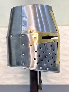 Casco Vikingo Hecho a Mano de Acero de Alta Calidad, Grosor de 0.354 Pulgadas, Mango de Acero Inoxidable, Acero con Alto Contenido de Carbono, Personalizable, Estilo Griego - Product Image 3