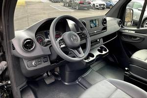 รถตู้โดยสาร Mercedes-Benz Sprinter 2500 ปี 2023 รุ่น 144 นิ้ว แบบ 3 ประตู สภาพดี ใช้งานน้อย พร้อมเครื่องยนต์กำลังสูง - Product Image 4