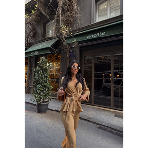 Ensemble chemisier et pantalon beige en satin à nouer pour femme - Product Image 5