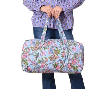 Bolsa de Viaje Grande de Lona Acolchada para Mujer, Bolsa de Hombro Suave Hecha a Mano en India, de Lujo, Ecológica y Ligera - Product Image 1