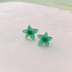 Boucles d'oreilles légères en pierre naturelle onyx vert, petite paire, plaquées or 18 carats, bijoux fantaisie, pierres précieuses sculptées à la main, boucles d'oreilles fleurs - Product Image 4
