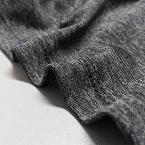 Rash Guard respirant Logo personnalisé Tissu résistant aux UV pour le surf et l'utilisation en extérieur Rash Guard personnalisé - Product Image 5