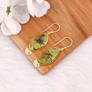 Pendientes de Latón Bohemios con Ópalo Verde y Baño de Oro, Joyería Étnica Hecha a Mano, Pendientes de Latón de Alta Calidad para Pedidos al por Mayor - Product Image 3