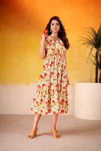 Laissez les imprimés floraux et la texture de la soie créer une histoire d'élégance et de charme. - Product Image 2