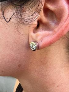 Pendientes de Botón con Bisel de Diamantes de Moissanita Redondos de Estilo Moderno con Baño de Oro y Plata 925 para Mujeres de Lujo - Product Image 6