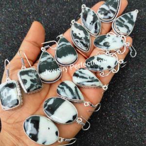 Nouveau design de pierres précieuses de guérison de formes mixtes, boucles d'oreilles pendantes plaquées argent, boucles d'oreilles en pierres précieuses de buffle blanc, vente en gros - Product Image 1