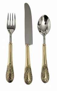 ชุดช้อนส้อมสแตนเลสสตีลแบบวินเทจ ดีไซน์ยั่งยืน พร้อมด้ามจับทองเหลืองลายปั๊มนูน ทนทานและนำกลับมาใช้ใหม่ได้ - Product Image 6