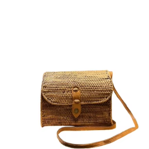 Lombok classique rotin tissé à la main Ata sac à main sac à bandoulière avec rabat en cuir et fermeture à pression en laiton artisanat en osier - Product Image 1