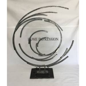 Escultura de Metal resistente chapada en oro de alta calidad grabada de diseñador de arte vintage con soporte de Base recubierto de polvo de Color negro - Product Image 4