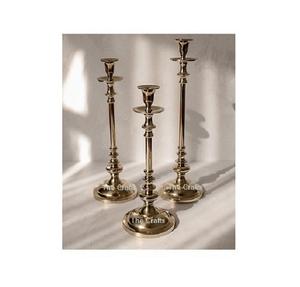 Ensemble de trois porte-bougies en aluminium couleur argent, différentes tailles, pour événements et décorations de fête - Product Image 4