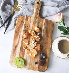 Planche à découper en bois naturel écologique avec poignée intégrée et trou de suspension, épaisseur 1,5 cm, compatible lave-vaisselle, REHMAN CRAFT - Product Image 1