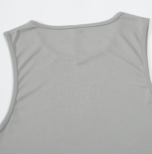Camiseta sin mangas gris para hombre, cuello redondo, de secado rápido, color sólido, tejida, informal, para gimnasio y fitness - Product Image 3