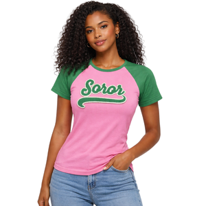 T-shirt à manches raglan rose Soror, sororité grecque, t-shirt rose et vert pour femmes, sororité universitaire, vêtements décontractés élégants - Product Image 1