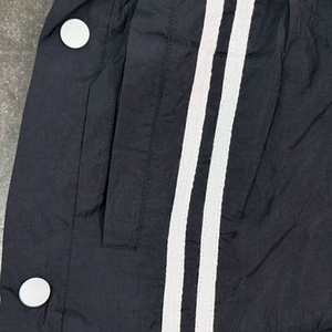 Venta al por mayor a rayas hombres botón a presión lateral holgado pierna ancha pista pantalones de nailon personalizado cintura elástica pantalones de nailon Unisex - Product Image 5