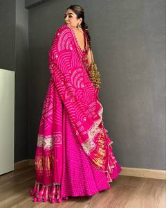 Lehenga Choli en soie de maslin rose de haute qualité avec chemisier brodé Banglori lourd et Dupatta pour les fêtes et les mariages - Product Image 1