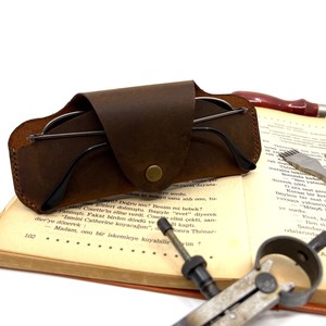 Vente en gros de lunettes de soleil rétro semi-rigide en cuir véritable, cadeau d'été, étuis à lunettes, sacs, marque personnalisée - Product Image 5