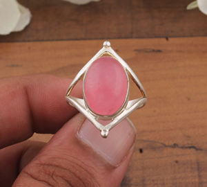 แหวนเงินแท้ 925 ประดับหยกสีชมพูทรงรี ตัวเรือนแบบ Bezel Setting ทำมือ สไตล์โบโฮคลาสสิก เรียบหรู แหวนเดี่ยว สำหรับทั้งชายและหญิง เหมาะสำหรับงานแต่งงาน - Product Image 1