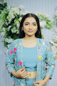 Ensemble Kurti moderne trois pièces en velours et broderies lourdes pour femme Ramdev Trading, idéal pour les mariages et Diwali - Product Image 4