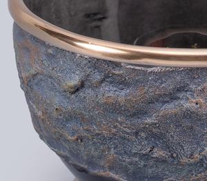 Bol décoratif en métal texturé avec bordure dorée et base pour table centrale de luxe - Product Image 3