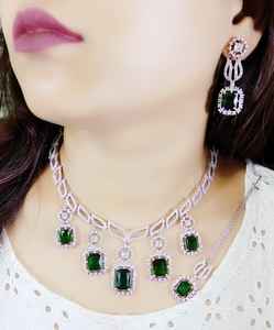 Élégant collier de diamants américains serti d'une forme de feuille pour les femmes, les mariages et les fêtes. - Product Image 4